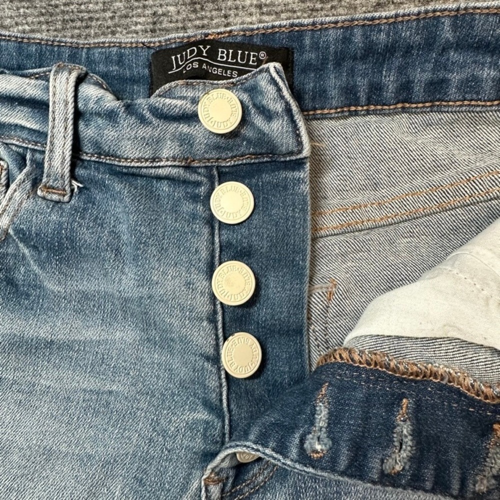 Judy Blue Distressed Denim Shorts Light Wash Button Fly JB150142 Womens Large - Picture 5 of 14